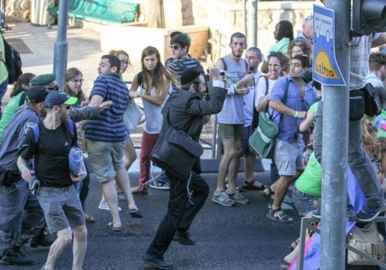ישי שליסל תוקף ודוקר צועדות בצעדה, ירושלים 2015